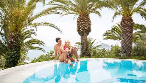 Pärchen am Outdoor Pool