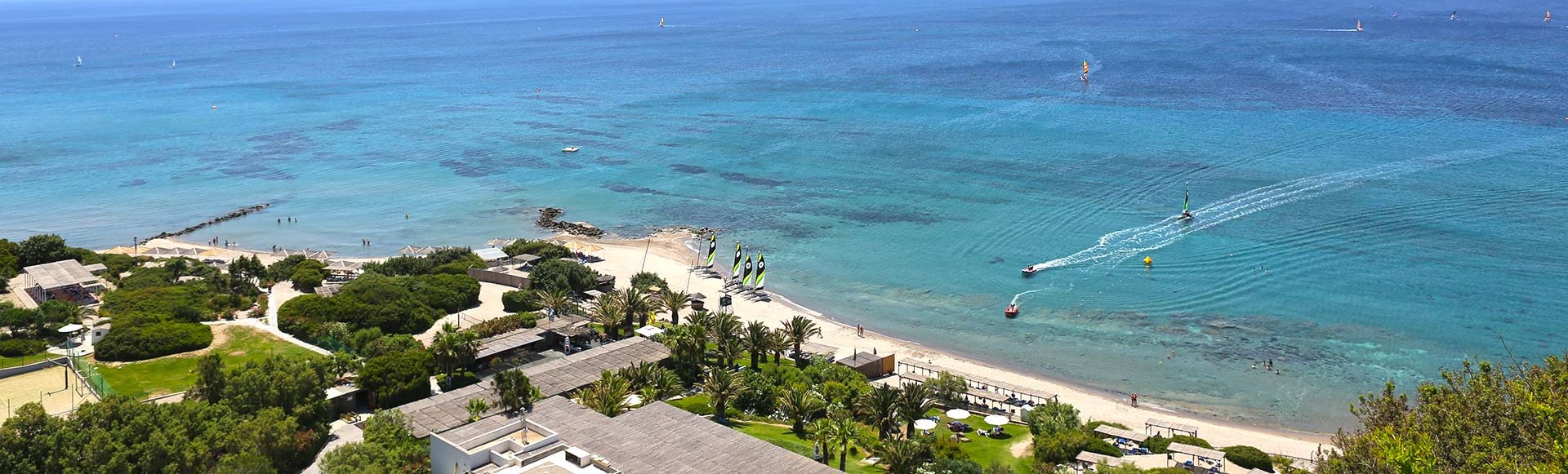 Strand von Daidalos an einem sonnigen Tag aus der Vogelperspektive